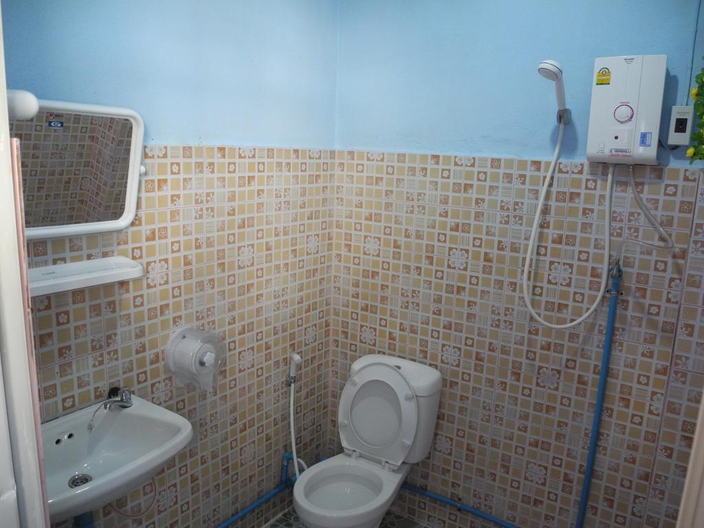 Nam Pueng Place 2 チャンセーン 部屋 写真